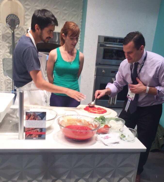 At @GEAppliancesPR, they introduced a wall pizza oven and showed it off inside a Tiffany-colored vignette.