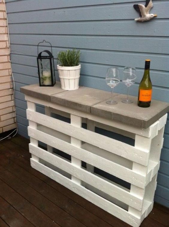 This is an easy upcycle for a backyard space. Two pallets and a few pavers to make a fun bar