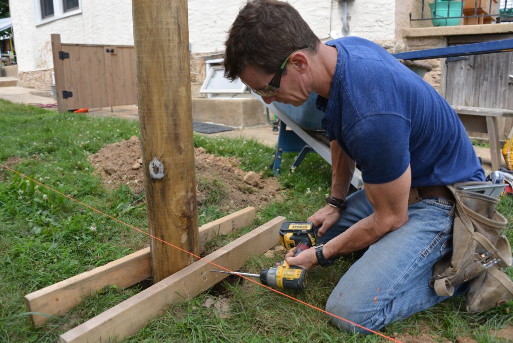 How to line up fence posts straight