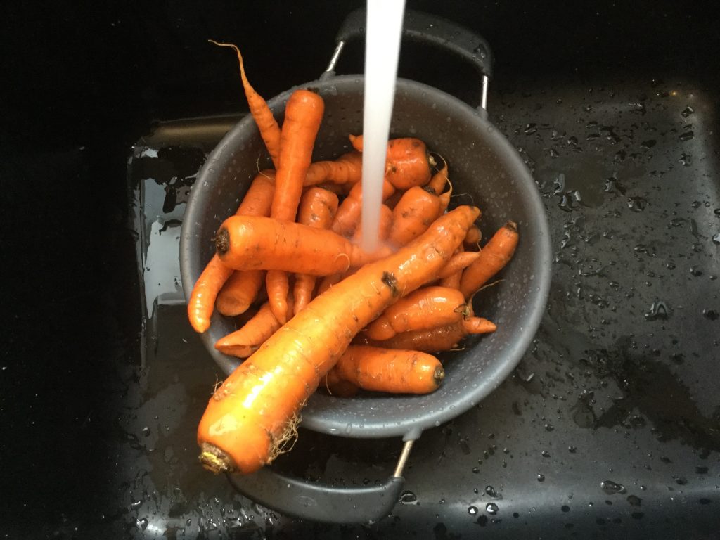 7 ACE_MyFixitUpLife_Canning_wash carrots before peeling