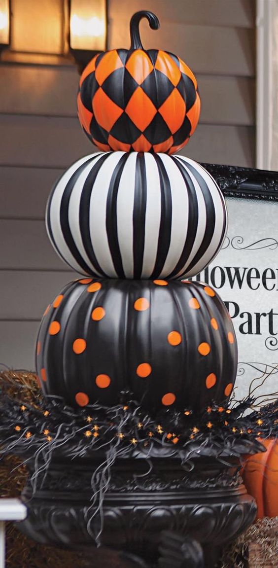 myfixituplife Stack decorated pumpkins to make this. #hossdesign