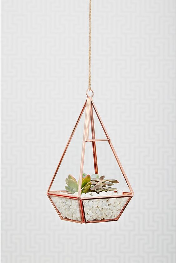 myfixituplife Delicate and shiny, this plant hanger is definitely channeling an inner glitter feel. #hossdesign