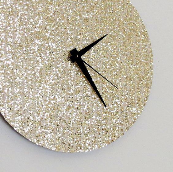myfixituplife I wouldn't say to glitter everything like this, but I'm loving this glitter clock. #hossdesign