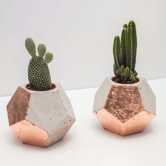 myfixituplife Little metaliic pots can be perfection to achieve an upscale glitter feel at home. #hossdesign