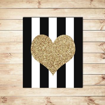 myfixituplifeThis black and white stripe with a gold glitter heart is grounded by the wood background. #hossdesign