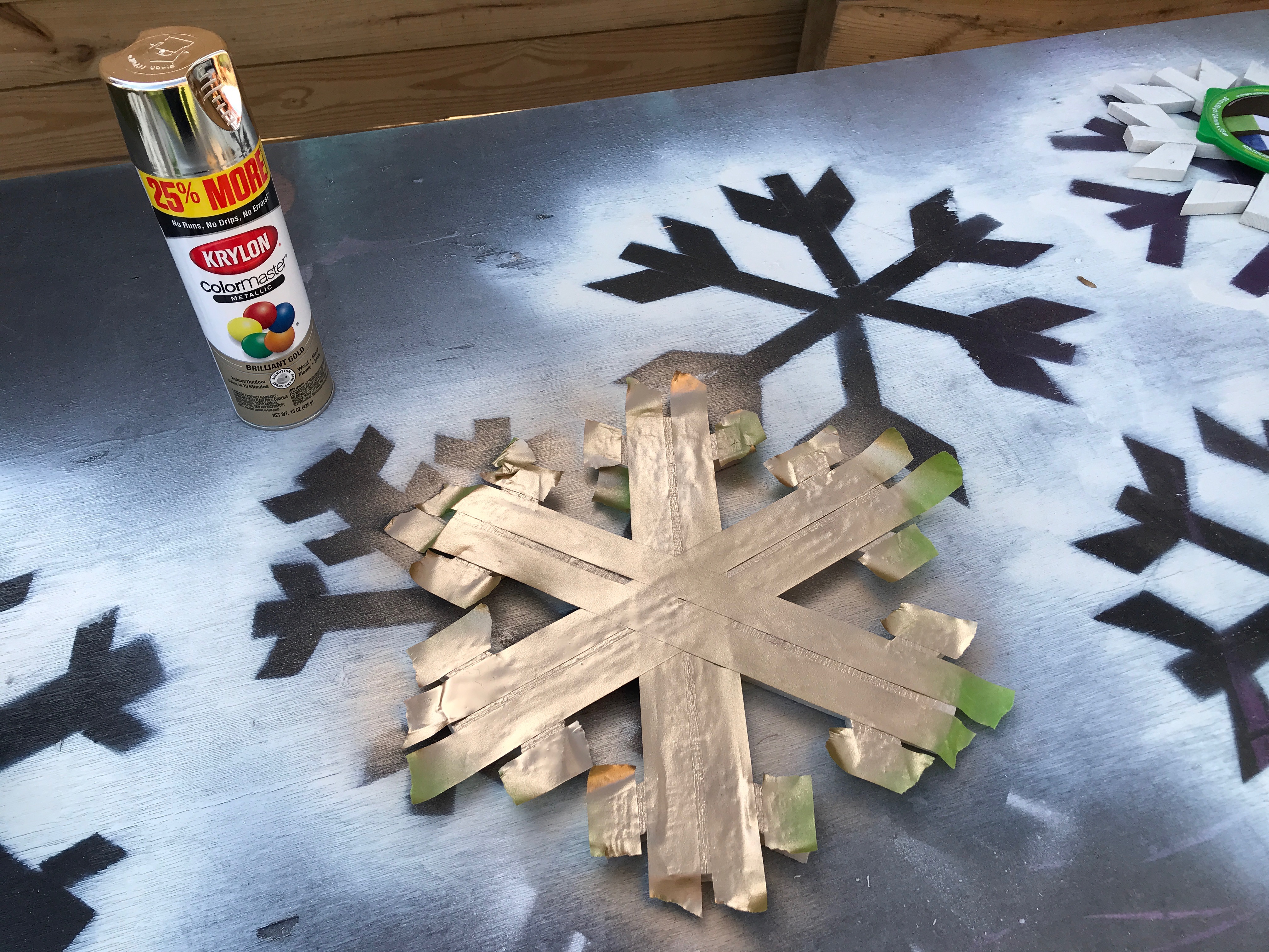 10 MyFixitUpLife Krylon Pallet December Holiday Snowflake Pallet DIY metallic detail paint