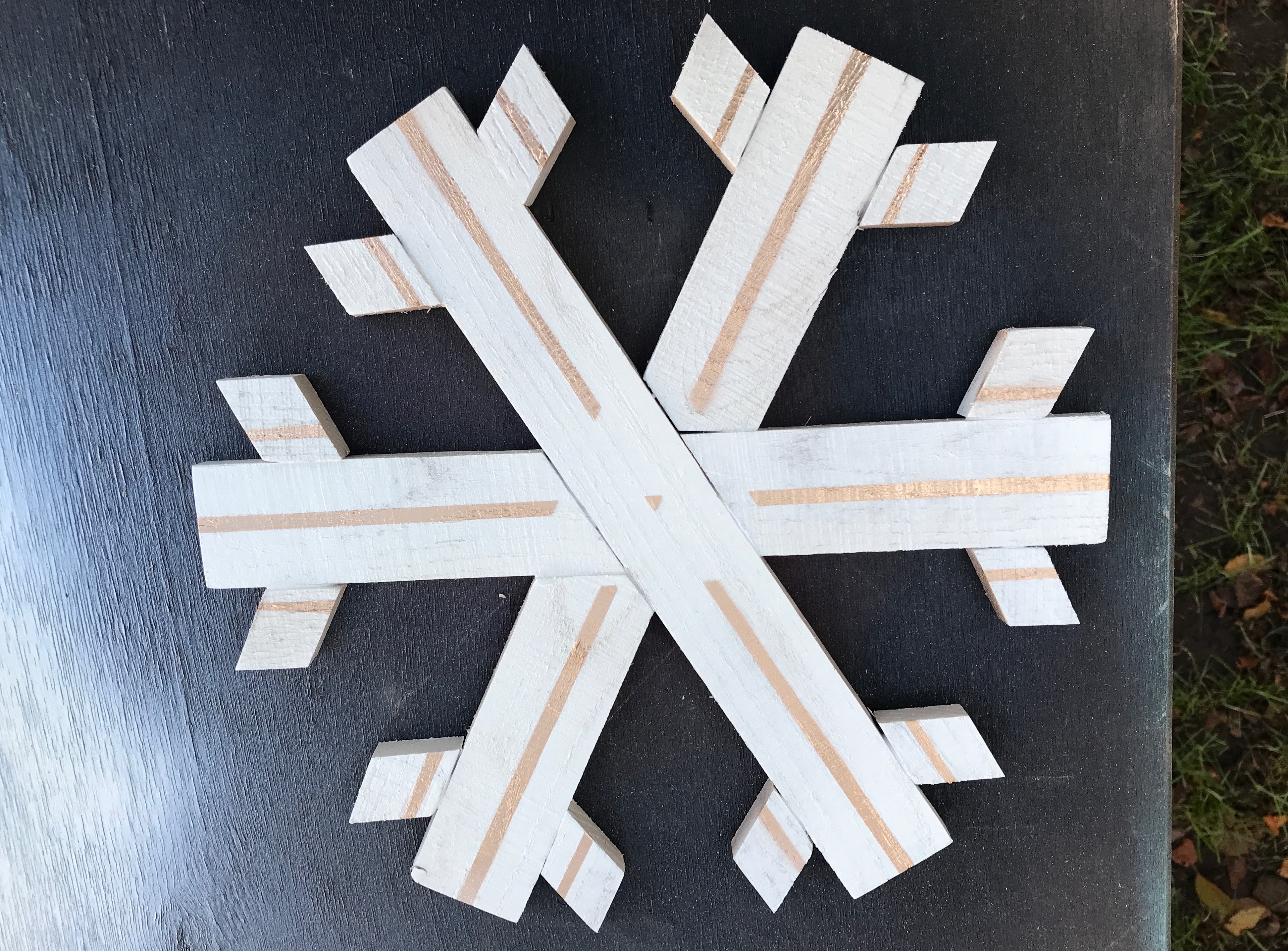 11 MyFixitUpLife Krylon Pallet December Holiday Snowflake Pallet DIY done