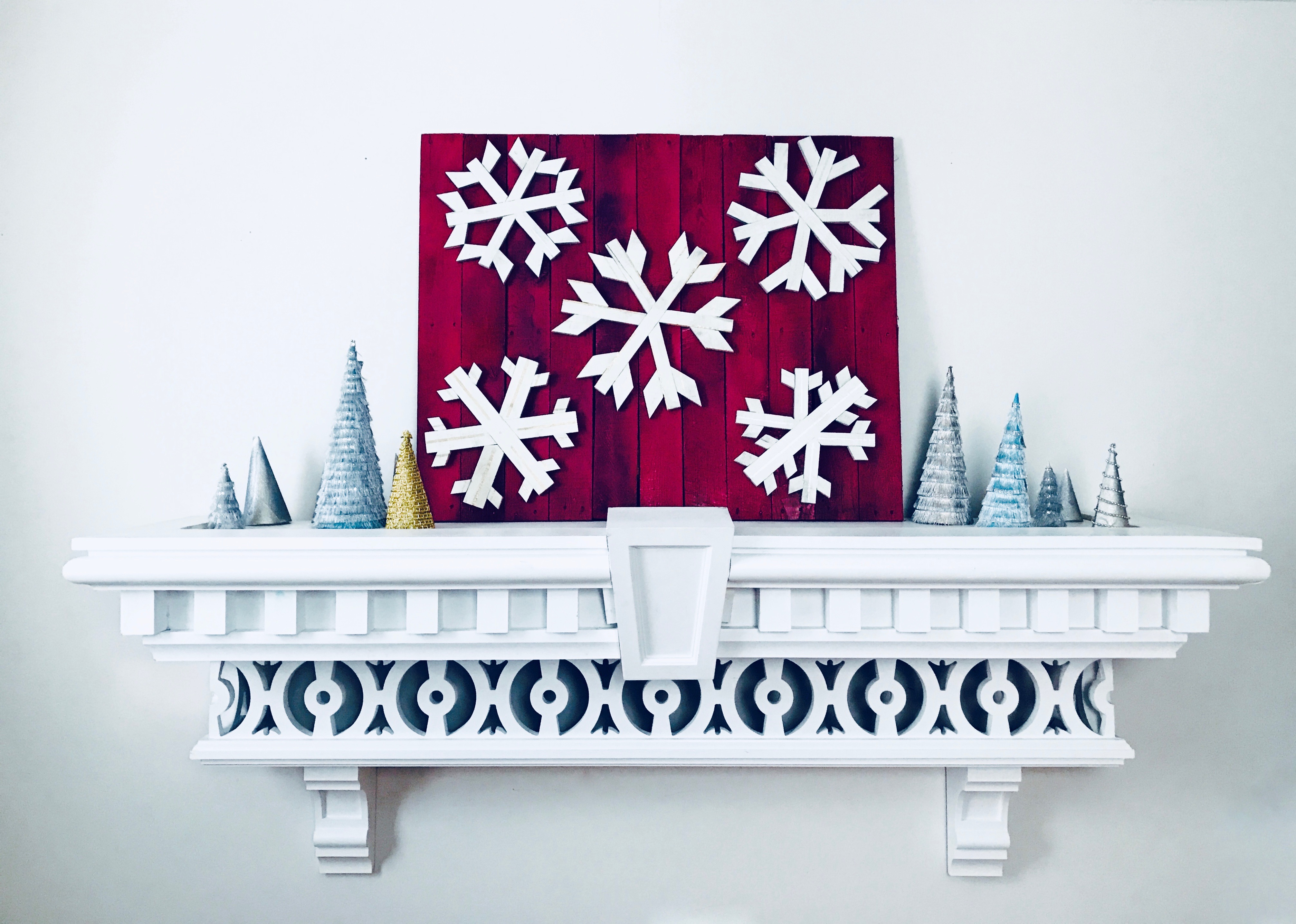 MyFixitUpLife Krylon Pallet December Holiday Snowflake Pallet DIY after decorated