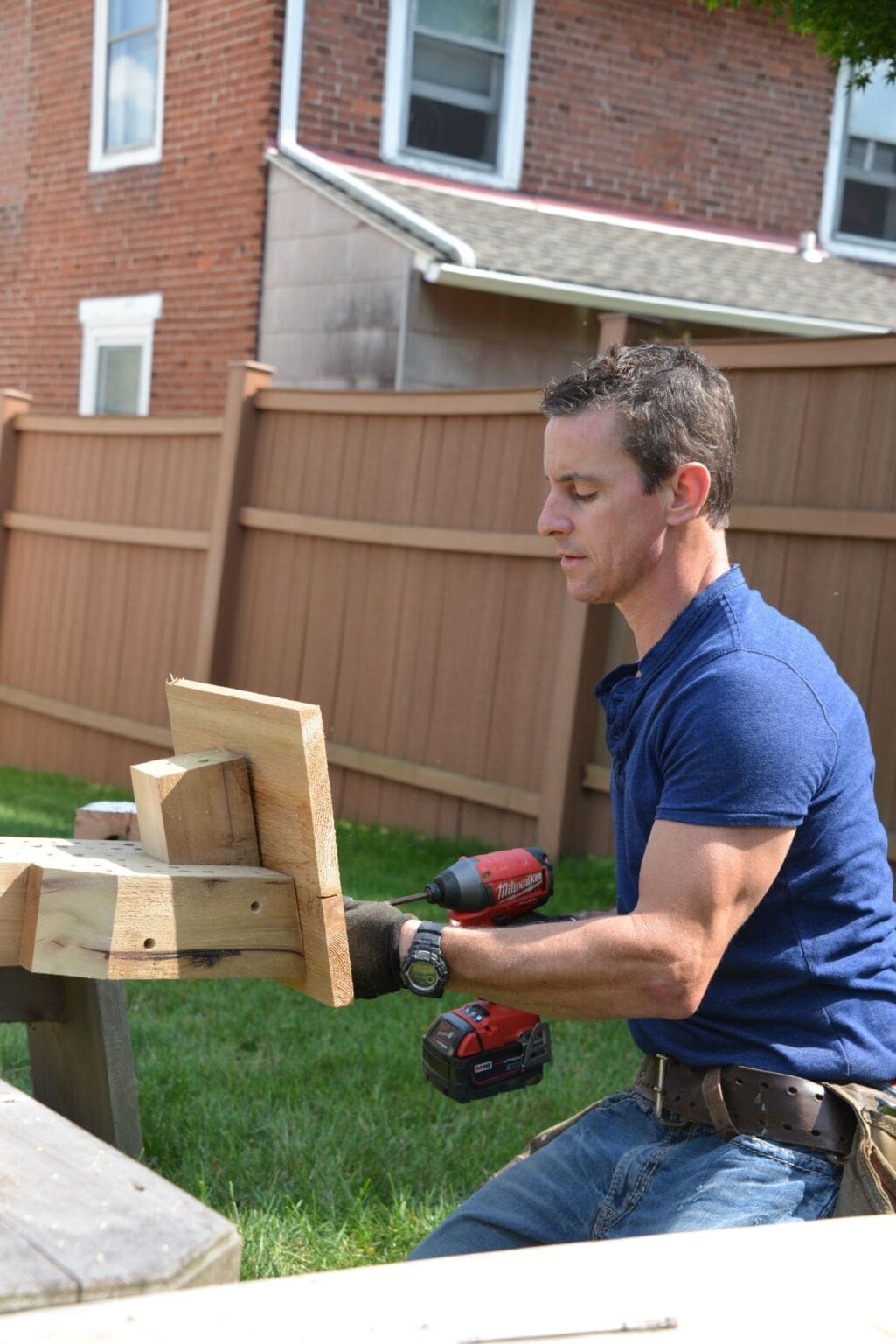 ‣ MyFixitUpLife How to make a bee house.