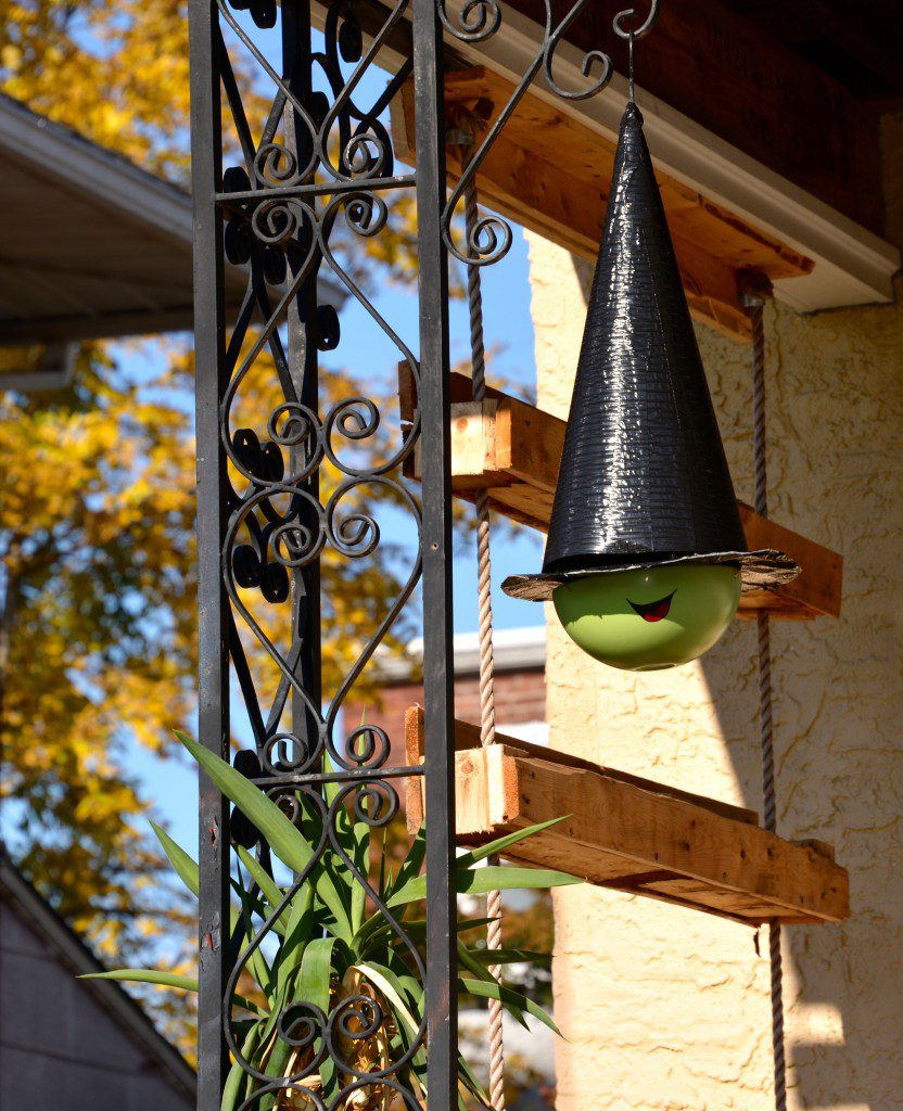 I made witch hats from hanging planters for Halloween. Here's how.