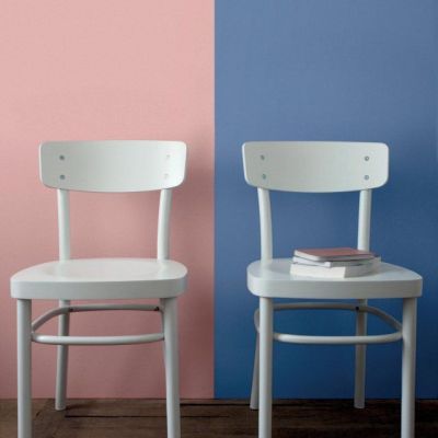 Rose Quartz or Serenity? The Josef Albers way of looking at color shows how the two hues can change the look of a simple chair.