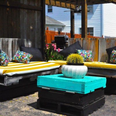 Upcycle pallets into an outdoor lounge