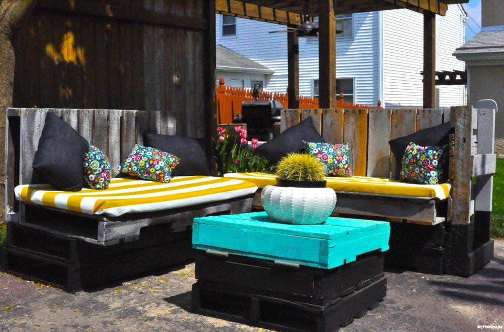 Upcycle pallets into an outdoor lounge