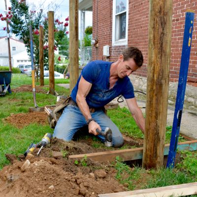 2016_MyFixitUpLife_Mark_Fiskars two pound Maul_2_Fence_Posts_Level_5