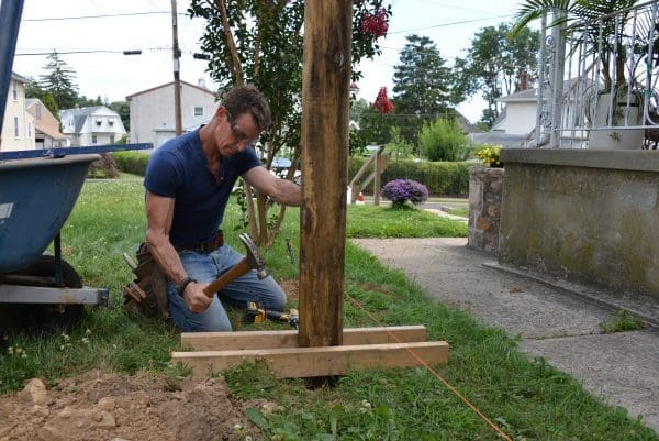 How to line up fence posts straight ‣ MyFixitUpLife