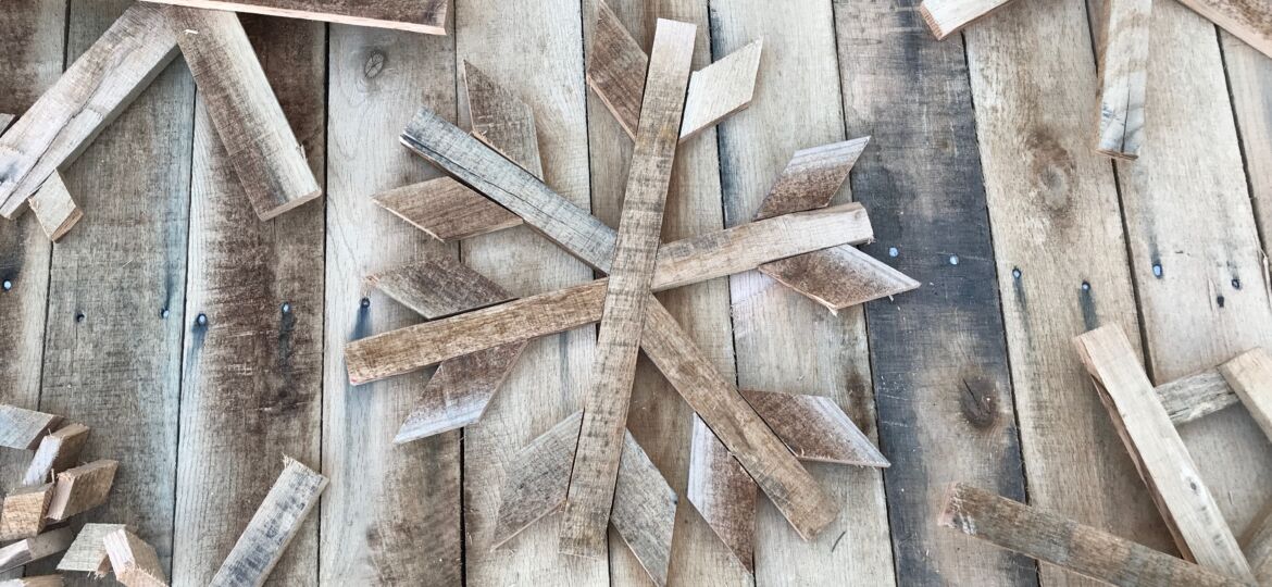 6 MyFixitUpLife Krylon Pallet December Holiday Snowflake Pallet DIY snowflakes assembled