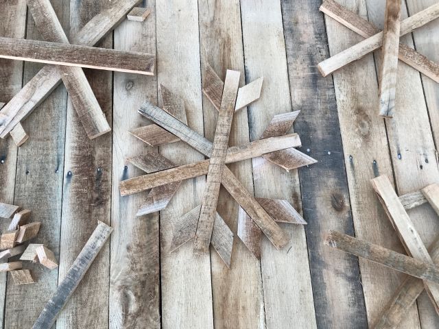 6 MyFixitUpLife Krylon Pallet December Holiday Snowflake Pallet DIY snowflakes assembled