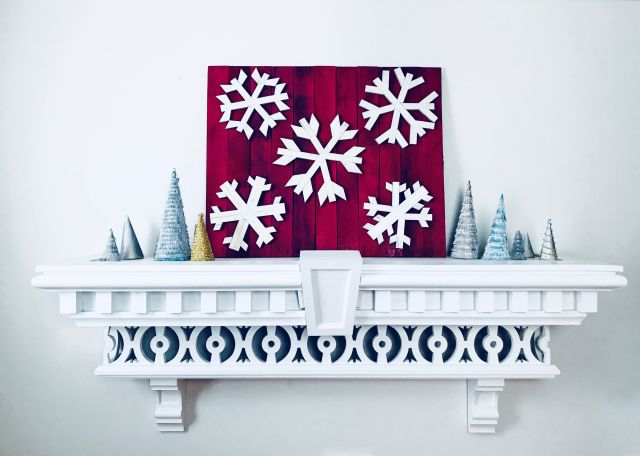 MyFixitUpLife Krylon Pallet December Holiday Snowflake Pallet DIY after decorated