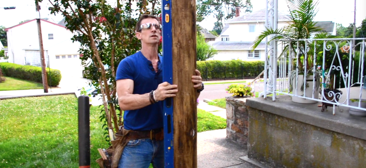 4 MyFixitUpLife How to place a fence post_check for plumb